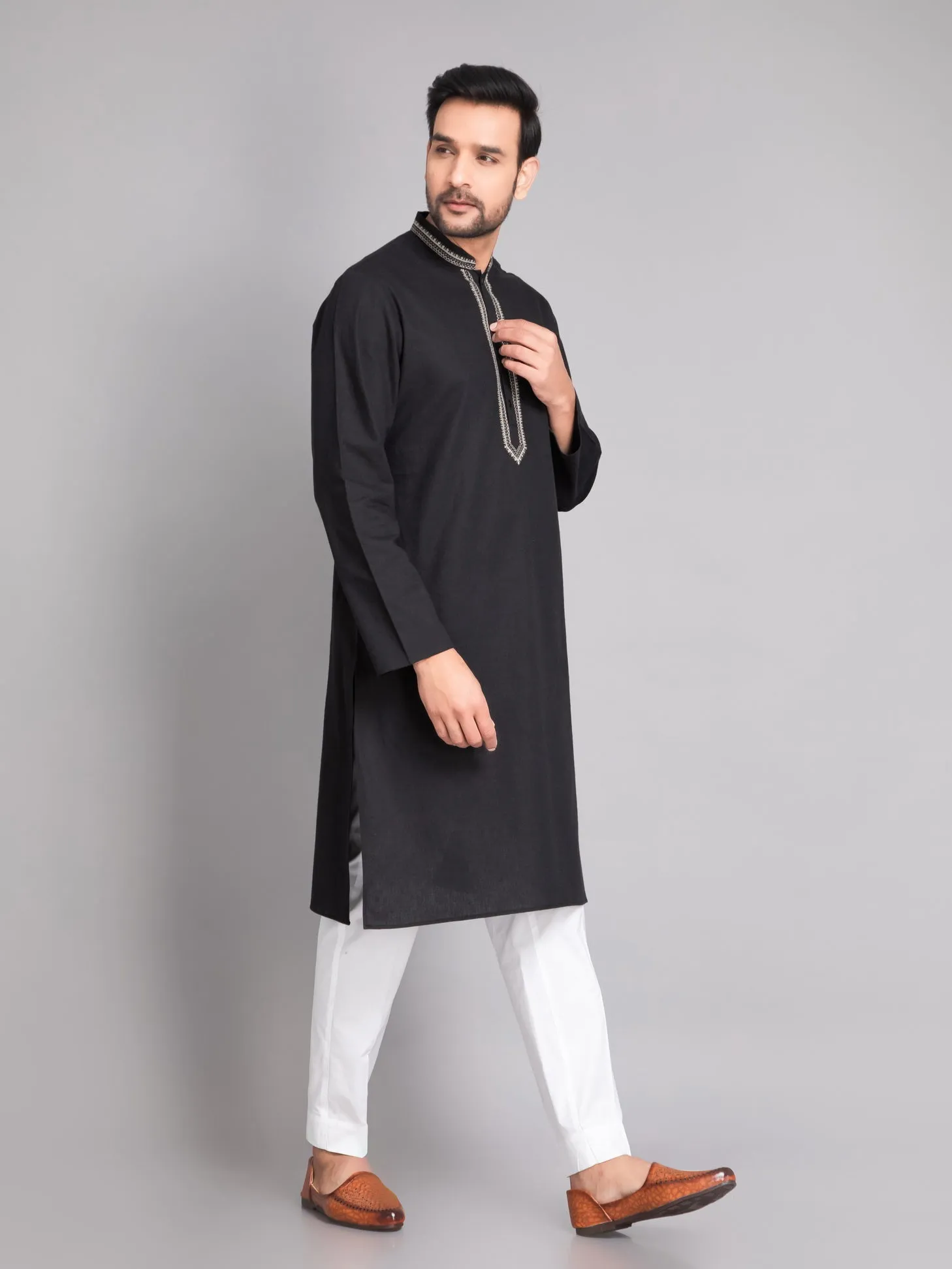 SUTI MEN'S BLACK COTTON LINEN EMBROIDERED KURTA